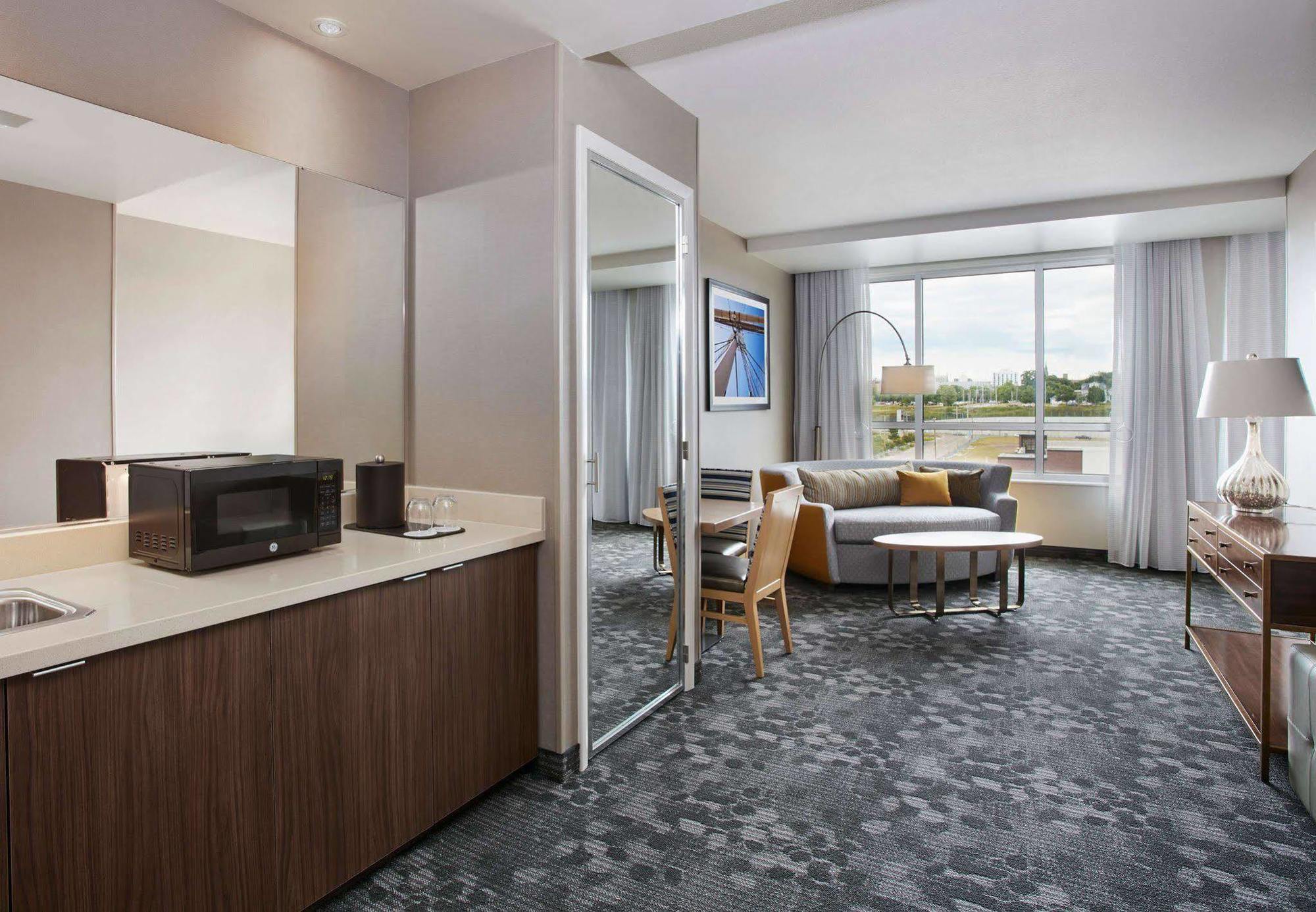 Courtyard By Marriott Bayfront