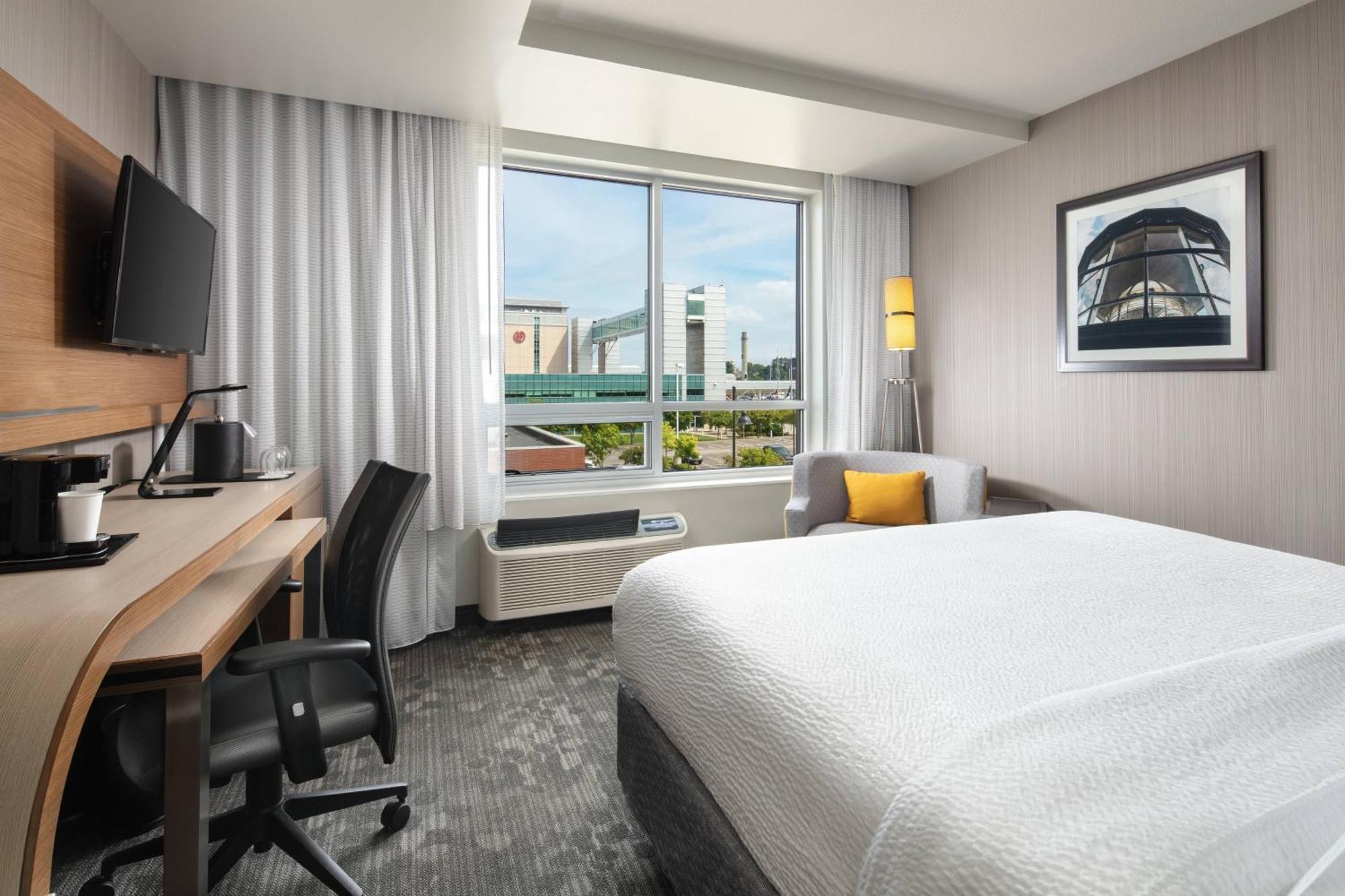Hotel Courtyard By Marriott Bayfront 3*