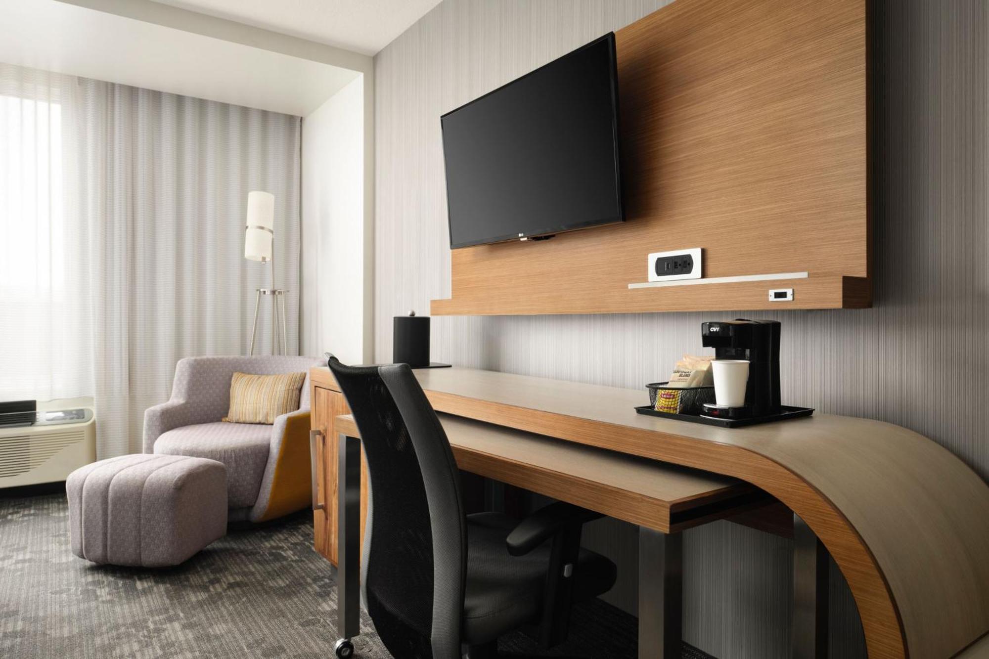 Courtyard By Marriott Bayfront