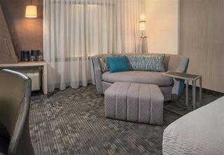 Courtyard By Marriott Bayfront Hotel 3*