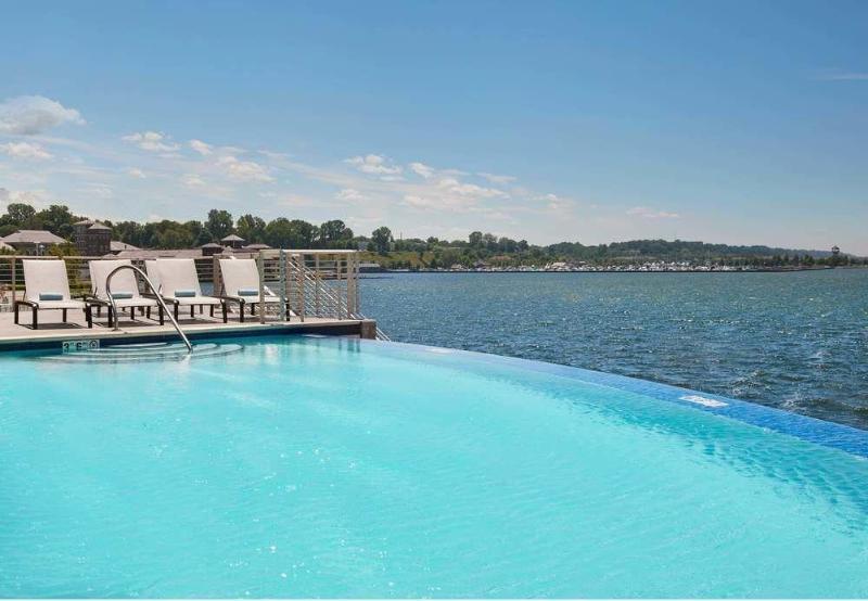Courtyard By Marriott Bayfront Hotel 3*