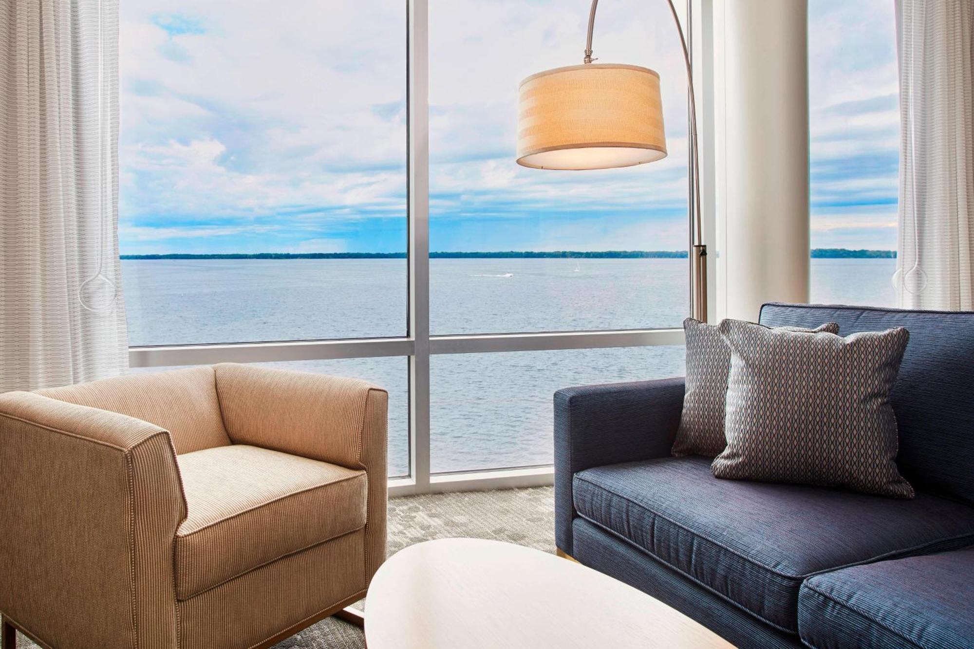 Courtyard By Marriott Bayfront Hotel 3*