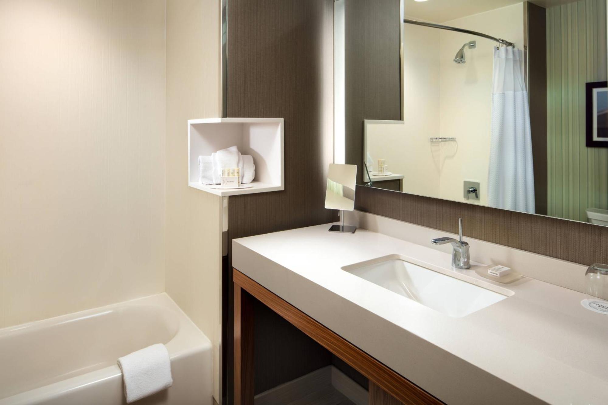 Courtyard By Marriott Bayfront