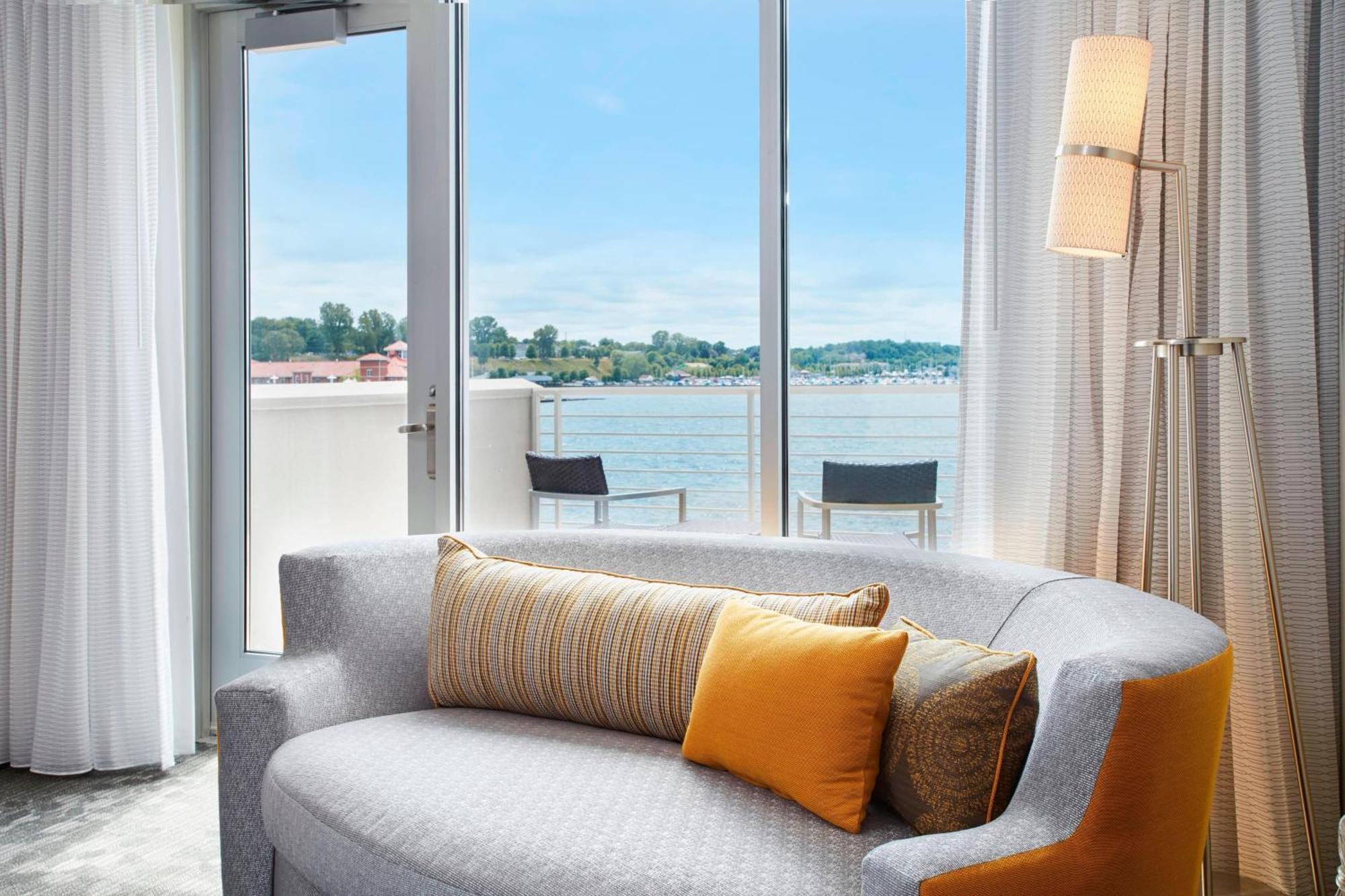 Courtyard By Marriott Bayfront Hotel