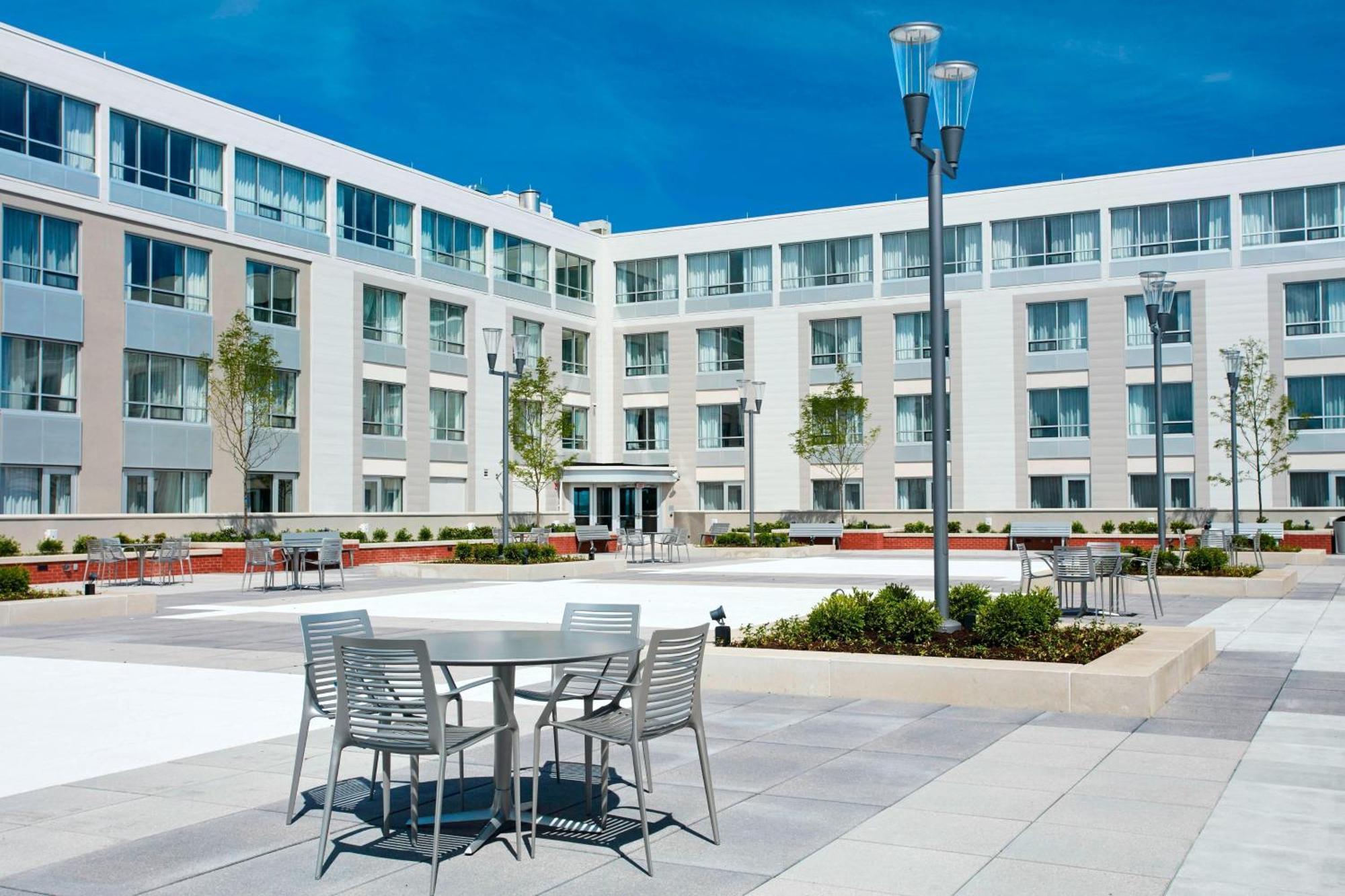 Courtyard By Marriott Bayfront Hotel 3*
